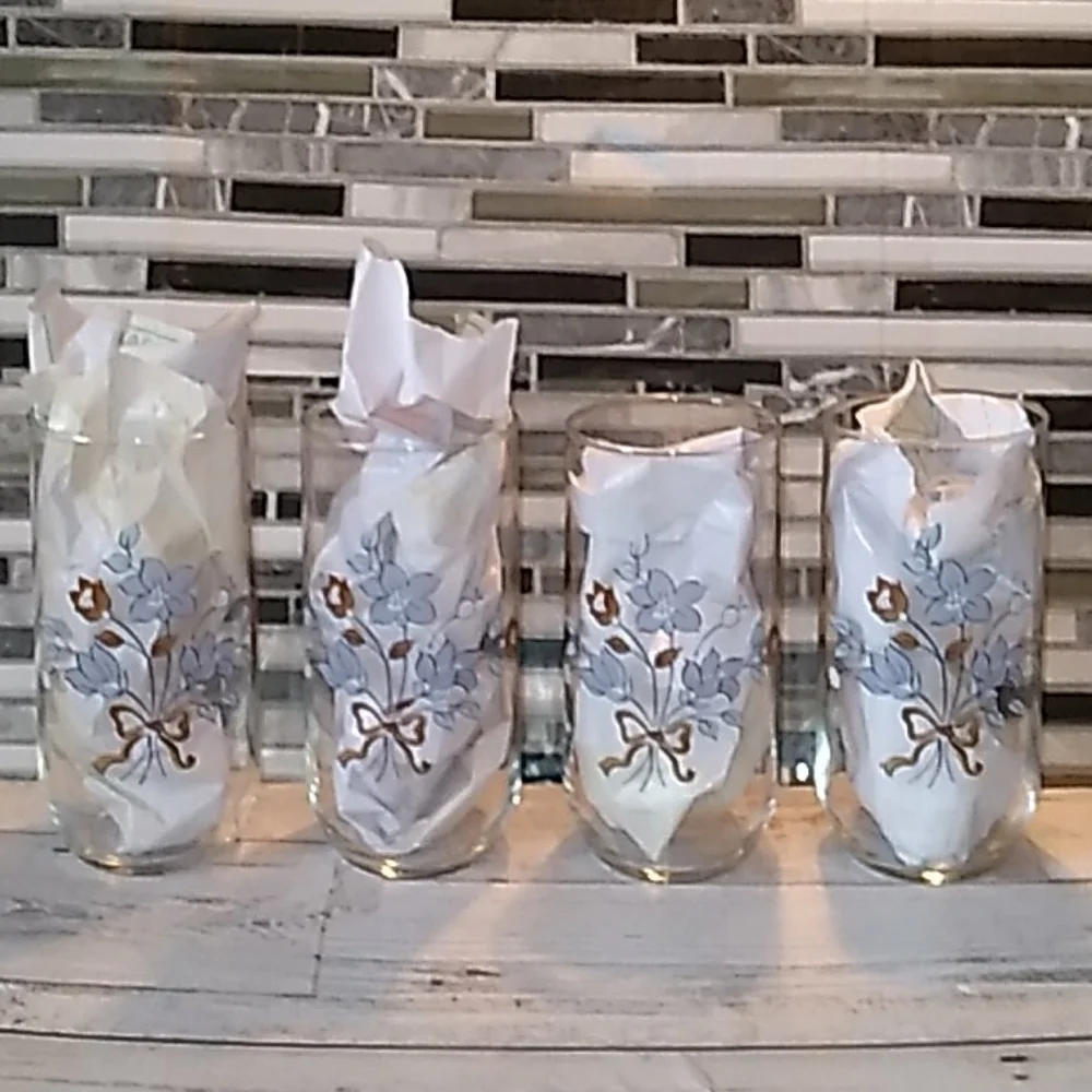 Vintage 1980s set of drinking glasses